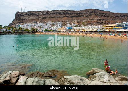 GRAN CANARIA, SPANIEN - 31. Juli 2023: Der Strand von Playa de Mogan auf der Kanarischen Insel Gran Canaria Stockfoto