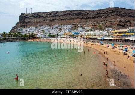 GRAN CANARIA, SPANIEN - 31. Juli 2023: Der Strand von Playa de Mogan auf der Kanarischen Insel Gran Canaria Stockfoto