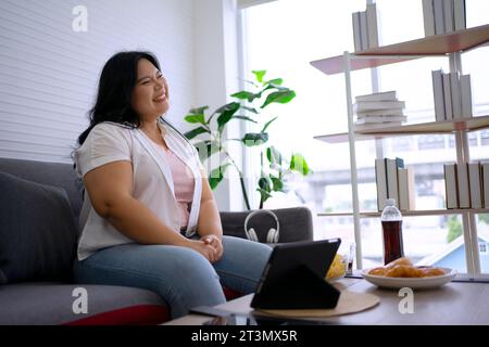 Plus Size Frau isst Donut. Gesundheits- und Lifestyle-Konzept. Stockfoto
