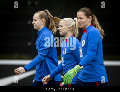 Zeist, Niederlande. Oktober 2023. Daphne van Domselaar, Jackie Groenen und Barbara Lorsheyd während des Trainings der niederländischen Mannschaft zur Vorbereitung des Spiels in der Nations League gegen Schottland. Die Holländer müssen die Gruppe gewinnen, um sich für die Olympischen Spiele 2024 in Paris zu qualifizieren. ANP KOEN VAN WEEL/Alamy Live News Stockfoto