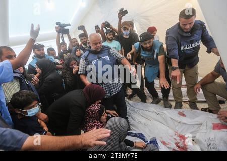 Nuseirat Camp, Palästinensische Gebiete. Oktober 2023. Al-Jazeera-Korrespondent Wael Al-Dahdouh trauert um die Leiche seiner Familienmitglieder, die bei einem israelischen Luftangriff auf das Nuseirat-Lager getötet wurden, bevor sie aus dem Al-Aqsa-Krankenhaus in Deir Al-Balah zur letzten Ruhestätte gebracht wurden. Quelle: Mohammed Talatene/dpa – AUFMERKSAMKEIT: Grafikinhalte/dpa/Alamy Live News Stockfoto