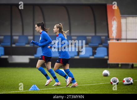 Zeist, Niederlande. Oktober 2023. Marisa Olislagers und Victoria Pelova während des Trainings der niederländischen Mannschaft zur Vorbereitung des Spiels in der Nations League gegen Schottland. Die niederländische Mannschaft muss die Gruppe gewinnen, um sich für die Olympischen Spiele 2024 in Paris zu qualifizieren. ANP KOEN VAN WEEL/Alamy Live News Stockfoto