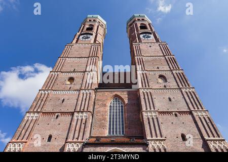 Bild mit Tiefwinkelansicht der Kirchtürme der Frauenkirche in München Stockfoto