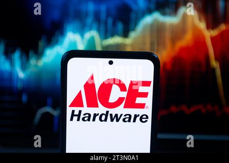 In diesem Foto ist das Ace Hardware-Logo auf einem Smartphone abgebildet. Stockfoto