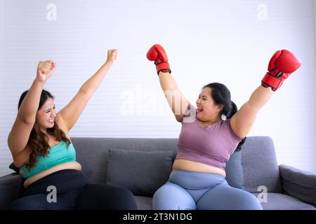 Plus-Größe für Frauen, die zu Hause trainieren. Gesundheits- und Lifestyle-Konzept. Stockfoto