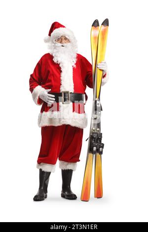 Porträt des Weihnachtsmanns in voller Länge, der ein Paar Ski auf weißem Hintergrund hält Stockfoto