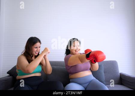 Plus-Größe für Frauen, die zu Hause trainieren. Gesundheits- und Lifestyle-Konzept. Stockfoto