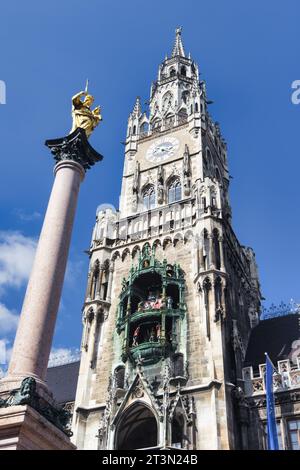 turm des Neuen Rathauses mit Mariensäule vor dem Marienplatz in München, Bayern Stockfoto