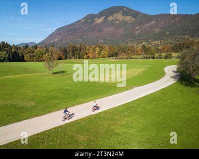 Ein paar Freizeitradfahrer, die eine wunderschöne Landschaft mit dem Fahrrad erkunden, aus der Luft. Gesundheits- und Fitnesskonzepte. Stockfoto