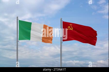 Die Fahnen der Sowjetunion oder UdSSR und Irlands winken zusammen im Wind auf blauem bewölktem Himmel, zwei Länder-Beziehungskonzept Stockfoto