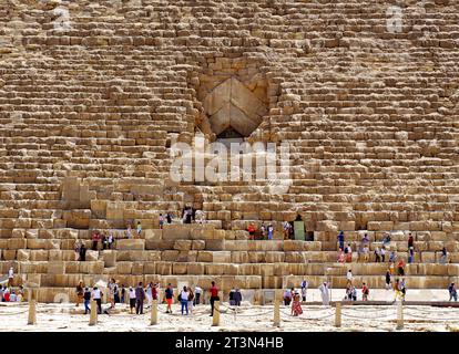 Pyramiden in Gizeh, Ägypten: Vorderansicht der Großen Pyramide, auch bekannt als Khufu / Cheops, mit dem Eingang zum Innern der Pyramide Stockfoto