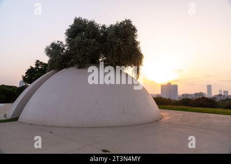 Tel Aviv, Israel - 24. OCT 2023 - Edith Wolfson Park, gekrönt vom Weißen Platz, einer Skulpturenstätte, die Tel Avivs Geschichte und Landschaft widerspiegelt, am I Stockfoto