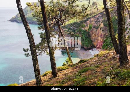 Bild eines versteckten Strandes in der Nähe der Pointe des Espagnols auf der Halbinsel Crozon, Bretagne, Frankreich Stockfoto