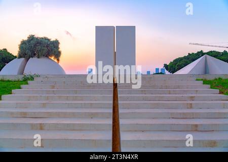 Tel Aviv, Israel - 24. OCT 2023 - Edith Wolfson Park, gekrönt vom Weißen Platz, einer Skulpturenstätte, die Tel Avivs Geschichte und Landschaft widerspiegelt, am I Stockfoto