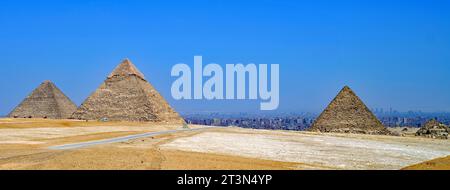 Pyramiden in Gizeh, Ägypten: Die drei höheren Pyramiden (Khufu/Cheops, khafre, Mencaure) vor dem Hintergrund der Stadt Gizeh Stockfoto