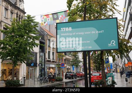 Roeselare, Belgien. Oktober 2023. FOKUSBERICHTERSTATTUNG IN BELGA ANGEFORDERT - Abbildung zeigt eine Presseveranstaltung der Stadt Roeselare und Connectify, um die neuen digitalen Informationstafeln am Donnerstag, den 26. Oktober 2023, vorzustellen. BELGA FOTO KURT DESPLENTER Credit: Belga Nachrichtenagentur/Alamy Live News Stockfoto