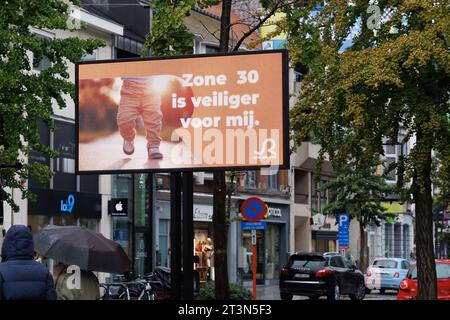 Roeselare, Belgien. Oktober 2023. FOKUSBERICHTERSTATTUNG IN BELGA ANGEFORDERT - Abbildung zeigt eine Presseveranstaltung der Stadt Roeselare und Connectify, um die neuen digitalen Informationstafeln am Donnerstag, den 26. Oktober 2023, vorzustellen. BELGA FOTO KURT DESPLENTER Credit: Belga Nachrichtenagentur/Alamy Live News Stockfoto