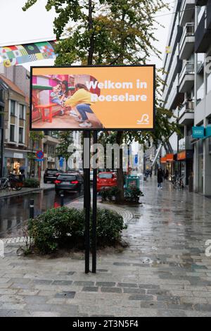 Roeselare, Belgien. Oktober 2023. FOKUSBERICHTERSTATTUNG IN BELGA ANGEFORDERT - Abbildung zeigt eine Presseveranstaltung der Stadt Roeselare und Connectify, um die neuen digitalen Informationstafeln am Donnerstag, den 26. Oktober 2023, vorzustellen. BELGA FOTO KURT DESPLENTER Credit: Belga Nachrichtenagentur/Alamy Live News Stockfoto