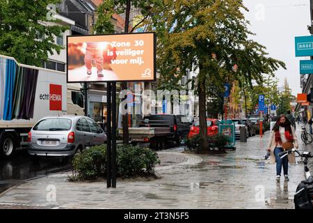 Roeselare, Belgien. Oktober 2023. FOKUSBERICHTERSTATTUNG IN BELGA ANGEFORDERT - Abbildung zeigt eine Presseveranstaltung der Stadt Roeselare und Connectify, um die neuen digitalen Informationstafeln am Donnerstag, den 26. Oktober 2023, vorzustellen. BELGA FOTO KURT DESPLENTER Credit: Belga Nachrichtenagentur/Alamy Live News Stockfoto