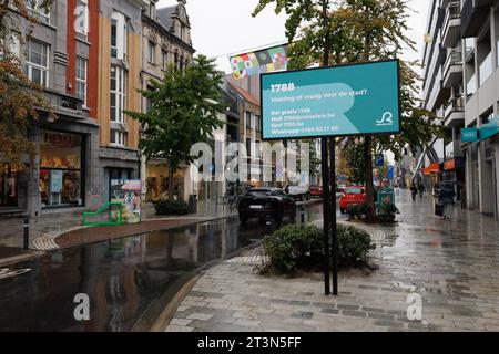 Roeselare, Belgien. Oktober 2023. FOKUSBERICHTERSTATTUNG IN BELGA ANGEFORDERT - Abbildung zeigt eine Presseveranstaltung der Stadt Roeselare und Connectify, um die neuen digitalen Informationstafeln am Donnerstag, den 26. Oktober 2023, vorzustellen. BELGA FOTO KURT DESPLENTER Credit: Belga Nachrichtenagentur/Alamy Live News Stockfoto