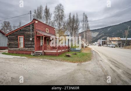 Historische Gebäude an einer Straße in Dawson City, Yukon, Kanada Stockfoto