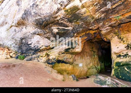 Hopeman Moray Coast Schottland Sandsteinklippe mit dem Eingang zur Sculptors Cave Stockfoto