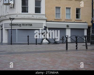 DUNDEE, Großbritannien – 15. SEPTEMBER 2023: Desperate Dan and Dawg Hundestatue von den Bildhauern Tony und Susie Morrow um 2001 Stockfoto