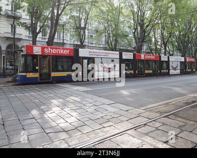 TURIN, ITALIEN - 06. OKTOBER 2023: Shenker Institut für englische Werbung auf der Straßenbahnseite Stockfoto