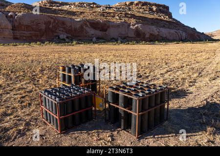 Eine Batterie von Trägerraketen für pyrotechnische Granaten von 4' & 6', die für ein Feuerwerk auf einem Feld in Utah vorbereitet werden. Stockfoto