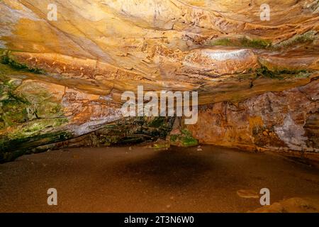 Hopeman Moray Coast Scotland die Sandsteinmauern in der Sculptors Cave sind das Innere der Kammer Stockfoto