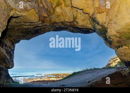 Hopeman Moray Coast Schottland Blick auf Strand und Meer von der Sculptors Cave Stockfoto