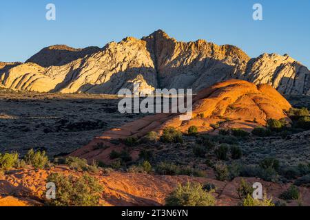 Blick auf die Navajo Sandsteinformationen, die White Rocks genannt werden, vom Petrified Dunes Trail im Snow Canyon State Park in Utah. Stockfoto