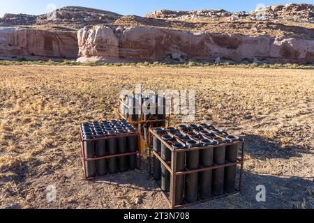 Eine Batterie von Trägerraketen für pyrotechnische Granaten von 4' & 6', die für ein Feuerwerk auf einem Feld in Utah vorbereitet werden. Stockfoto