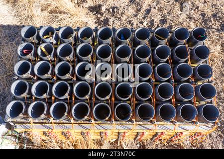 Eine Batterie von Raketen für pyrotechnische Granaten, die für ein Feuerwerk auf einem Feld in Utah vorbereitet werden. Stockfoto