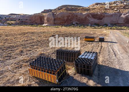 Eine Batterie von Raketen für pyrotechnische Granaten, die für ein Feuerwerk auf einem Feld in Utah vorbereitet werden. Stockfoto