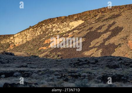 Vulkanische Basalt-Felsfelder bilden Muster auf Navajo-Sandsteinformationen im Snow Canyon State Park, Utah. Stockfoto