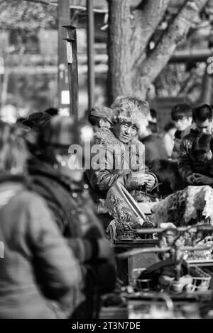 Schwarzweißfoto Eines männlichen chinesischen Markthändlers in der 798 Art Zone (Dashanzi Art District), Peking, China. Stockfoto