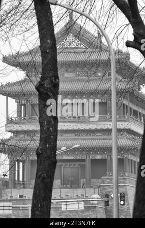 Schwarz-Weiß-Foto Von Der Seitenhöhe Zu Den Zhengyangmen Oder Qianmen, Dem Torhaus, Das Einst Den Eingang Zum Historischen Peking, China, Bewachte. Stockfoto