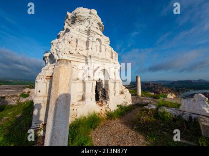 Blick auf den Matanga Hill während des Sonnenaufgangs am Morgen in der UNESCO-Weltkulturerbestadt in Hampi, Karnataka, Indien Stockfoto