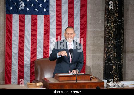 Hakeem Jeffries (Demokrat von New York) gibt eine Erklärung ab, nachdem der US-Repräsentant Mike Johnson (Republikaner von Louisiana) am Mittwoch, den 25. Oktober 2023, zum Präsidenten des Repräsentantenhauses im Capitol gewählt wurde. Die Partei nominierte zunächst den Mehrheitsführer des US-Repräsentantenhauses Steve Scalise (Republikaner von Louisiana), der kurz nachdem er die Nominierung gewonnen hatte, aus Mangel an Unterstützung ausscheidete. Der US-Repräsentant Jim Jordan (Republikaner von Ohio) gewann die zweite Nominierung, konnte jedoch nicht 217 Stimmen auf dem Boden des Repräsentantenhauses nach Mul bekommen Stockfoto