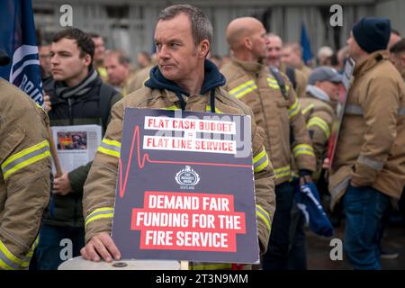 Feuerwehrleute der FBU nehmen an der Kundgebung „Cutts Leave SCARS“ vor dem schottischen Parlament in Edinburgh Teil und fordern ein Ende der Kürzungen, die dem Scottish Fire and Rescue Service in den letzten zehn Jahren auferlegt wurden. Bilddatum: Donnerstag, 26. Oktober 2023. Stockfoto