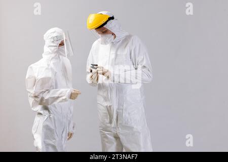 Zwei Fachärzte kämpfen gemeinsam gegen COVID-19 oder Coronavirus. Stockfoto