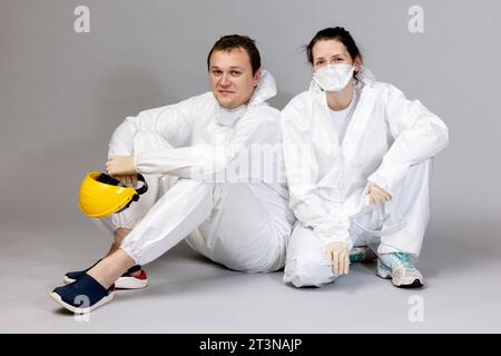 Zwei Fachärzte kämpfen gemeinsam gegen COVID-19 oder Coronavirus. Stockfoto