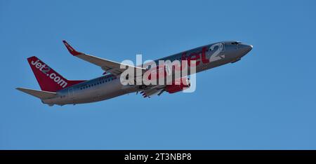 Teneriffa, Spanien, 21. oktober 2023. Jet2 Airlines Boeing 737-8MG . Jet2 Airlines fliegt am blauen Himmel Stockfoto