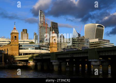 Blick auf den Fluss auf die Cannon Street Eisenbahnbrücke und den Bahnhof mit den Wolkenkratzern des Finanzviertels City of London im Hintergrund. Can Stockfoto