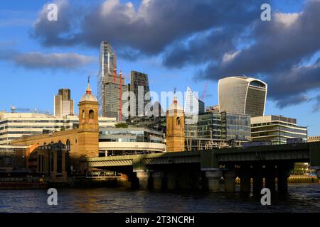 Blick auf den Fluss auf die Cannon Street Eisenbahnbrücke und den Bahnhof mit den Wolkenkratzern des Finanzviertels City of London im Hintergrund. Can Stockfoto