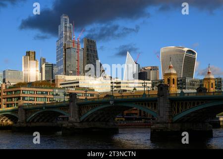 Southwark Bridge über die Themse mit Wolkenkratzern des Finanzviertels der City of London im Hintergrund. Southwark Bridge, London, Großbritannien. 22 Stockfoto