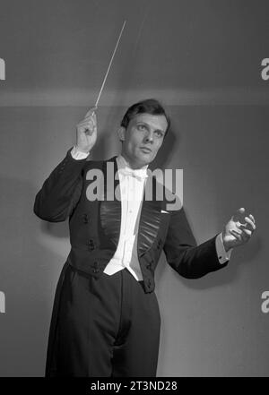 DATEIFOTO tschechischer Dirigent Zdenek Macal, Olomouc, Tschechische Republik, 26. Januar 1966. Der weltbekannte tschechische Dirigent Zdenek Macal, der während seiner Karriere mehr als 170 große Orchester dirigierte, starb am 25. Oktober 2023 im Alter von 87 Jahren. Macal dirigierte die Berliner Philharmoniker, das Royal Philharmonic Orchestra in London, die Wiener Symphoniker sowie die Symphonieorchester Chicago und Boston. Von 2003 bis 2007 war er Chefdirigent der Tschechischen Philharmonie. (CTK Foto/Frantisek Nesvadba) Stockfoto