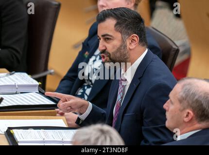 Schottlands erster Minister Humza Yousaf während der First Minster's Questions (FMQ) im schottischen Parlament in Holyrood, Edinburgh. Bilddatum: Donnerstag, 26. Oktober 2023. Stockfoto