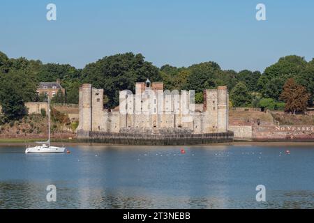 Upnor Castle mit Blick auf den Fluss Medway, Kent, Großbritannien. Stockfoto